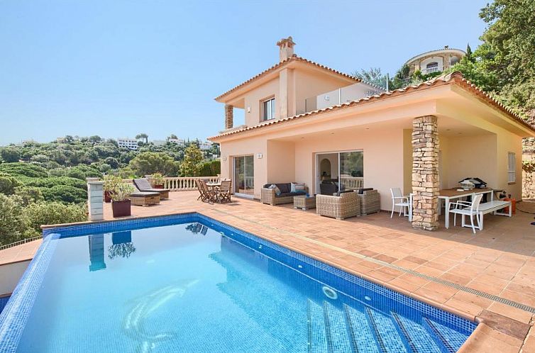 Ontspan in B-518 Villa Carmen in Begur, Costa Brava, een vakantiehuis met een ruim terras en zwembad voor ultiem comfort.