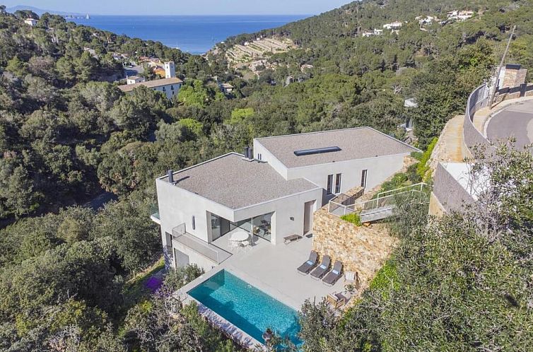 Enjoy Casa Energias Serenas in Begur, Costa Brava, a vacation home with breathtaking sea views and serene natural surroundings.