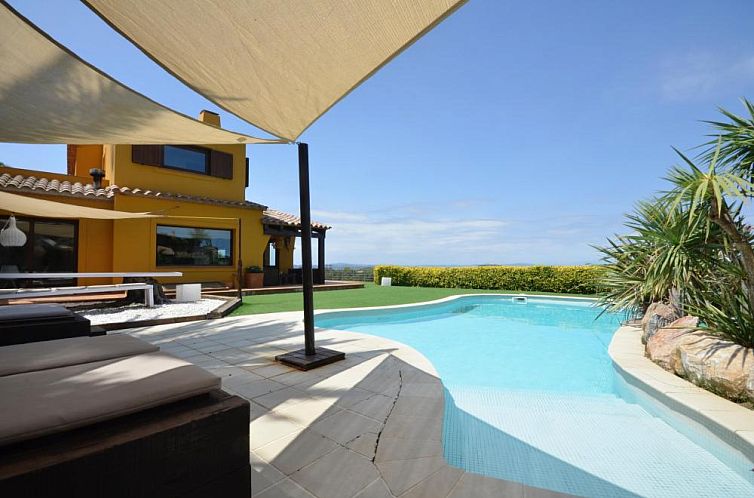 Ontspan in Casa d'en Pinc, een vakantiewoning met zwembad in Begur, Costa Brava, omringd door adembenemende natuur.