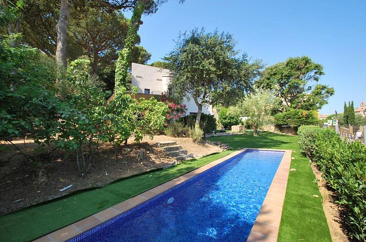 Vakantiehuis Villa Can Pau in Begur, Costa Brava, met prachtig zwembad en weelderige tuin.