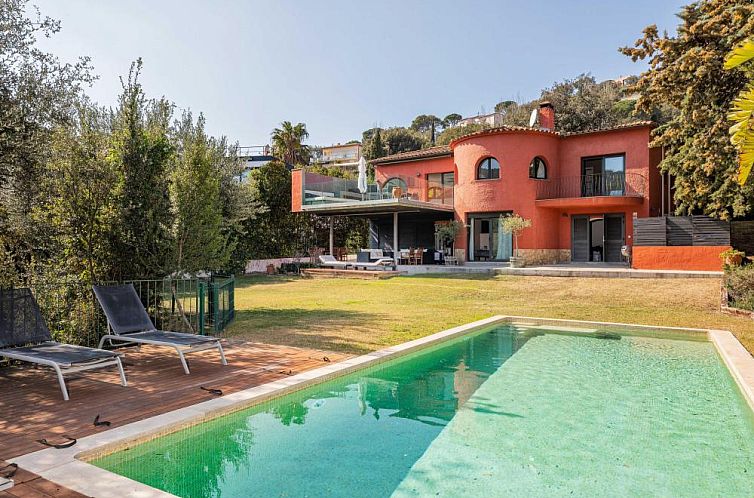 Entspannen Sie sich in der Villa Carrer Convent, einem Ferienhaus in Begur, Costa Brava, mit einem einladenden Swimmingpool und gruener Umgebung.