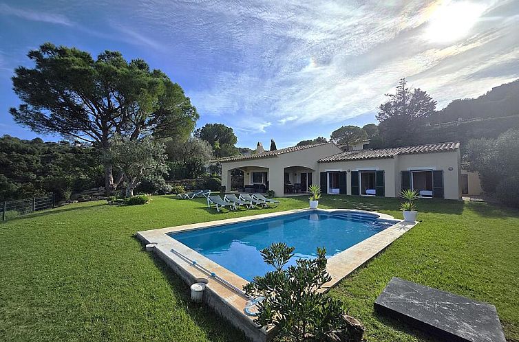 Entspannen Sie sich in B-801 Villa Brun, Begur, Costa Brava: Ferienhaus mit ruhigem Garten und einladendem Schwimmbad.