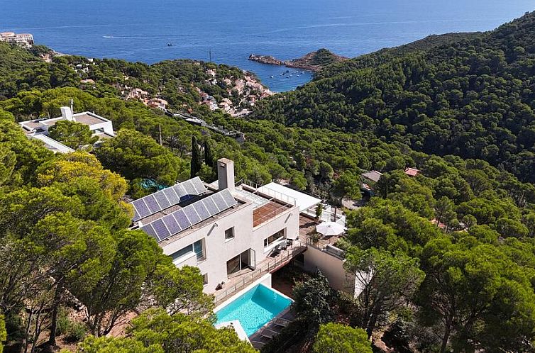 Vakantiewoning B-127 Casa Monica 8p in Begur, Costa Brava, biedt een idyllisch uitzicht over de kust en groene heuvels.