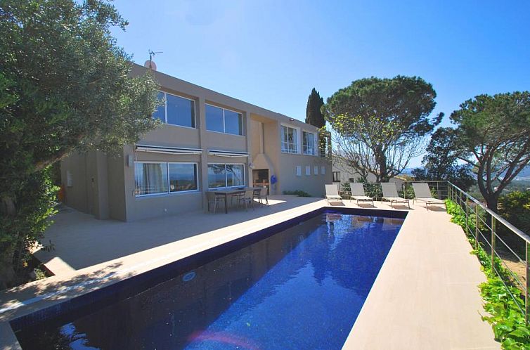 Casa Ano in Begur, Costa Brava, offers a luxury vacation home with an inviting pool and panoramic views.