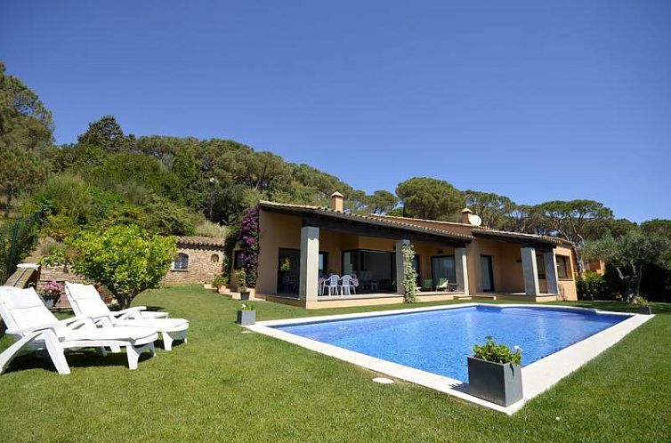 Vakantiehuis Villa El Jardin Secreto in Begur, Spanje, met terras en zwembad in een rustige, groene omgeving.