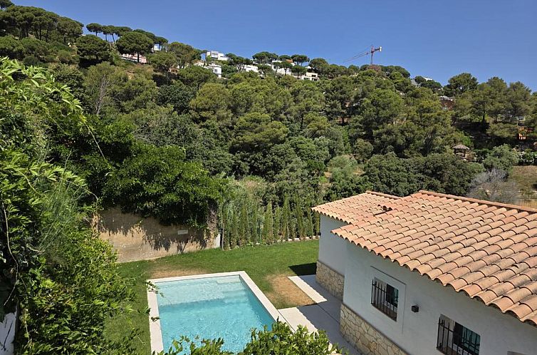 Ontdek de rust van B-112 Casa Chula, een vakantiehuis in Begur, Costa Brava, met een verfrissend zwembad en groene natuur rondom.