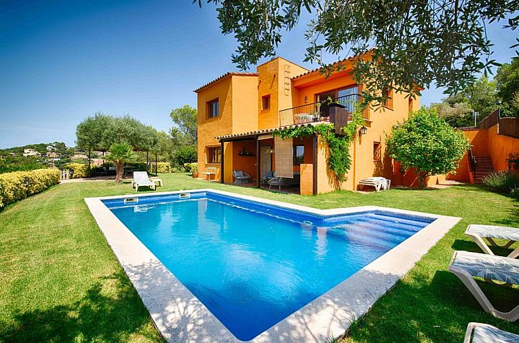 Geniessen Sie die Villa Tres Olivos in Begur, Spanien, mit einem schoenen Pool und der umliegenden Natur.