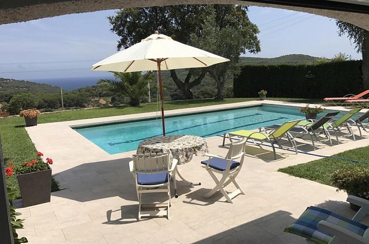 Ontspan op het zonnige terras van B-565 Villa Girasol in Begur, Costa Brava, met een prachtig zwembad en zeezicht.