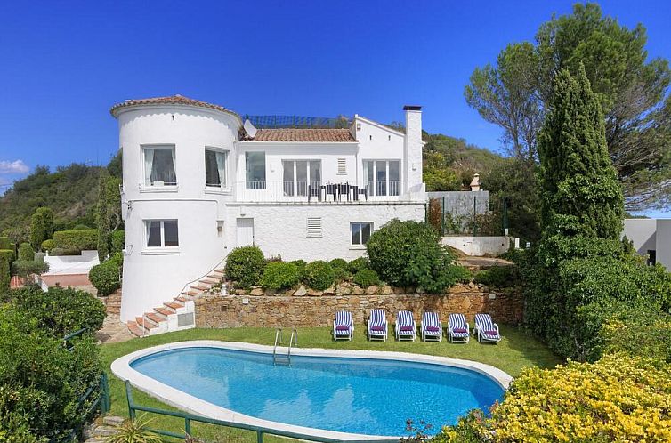 Discover Villa Colomar in Begur, Costa Brava: Beautiful vacation home with private pool and lush garden.
