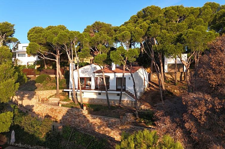 Ontsnap naar Casa Les Ausels, een prachtig vakantiehuis in Begur, Costa Brava, genesteld tussen weelderige bomen.