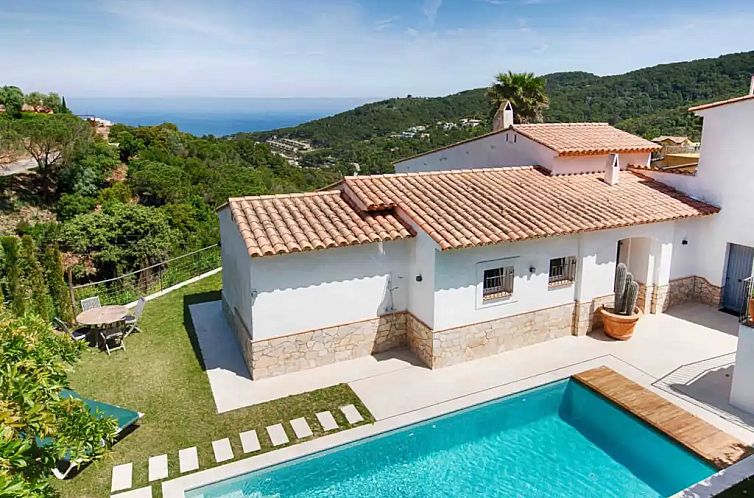 Vakantiehuis Casa Chula in Begur, Costa Brava met prachtig zwembad en omringende natuur.