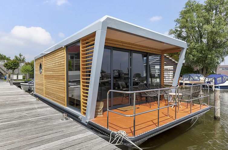 4-persoons houseboat met terras aan het water, gelegen in de