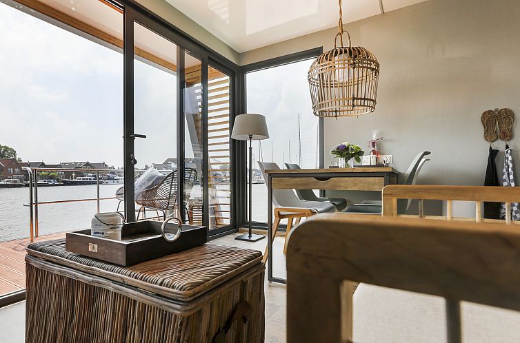 4-persoons houseboat met terras aan het water, gelegen in de