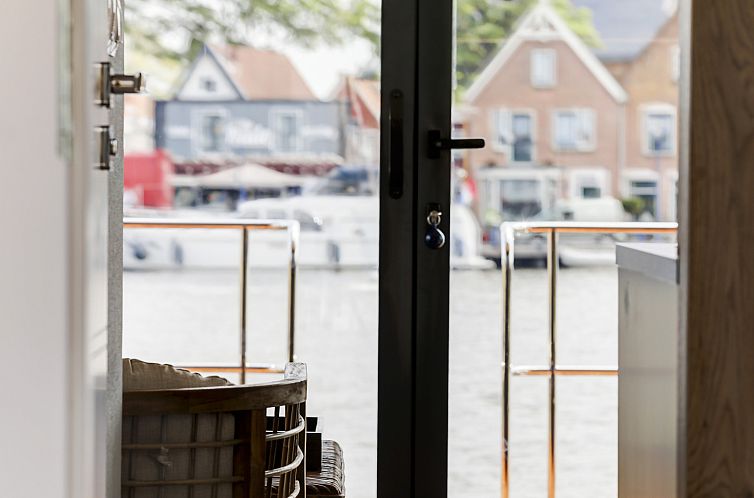 4-persoons houseboat met terras aan het water, gelegen in de