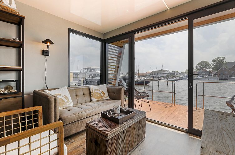 4-persoons houseboat met terras aan het water, gelegen in de