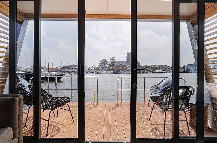 4-persoons houseboat met terras aan het water, gelegen in de