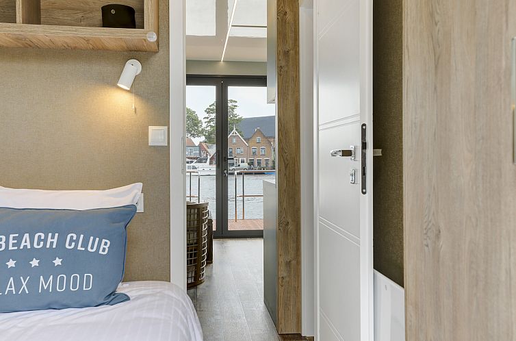 4-persoons houseboat met terras aan het water, gelegen in de