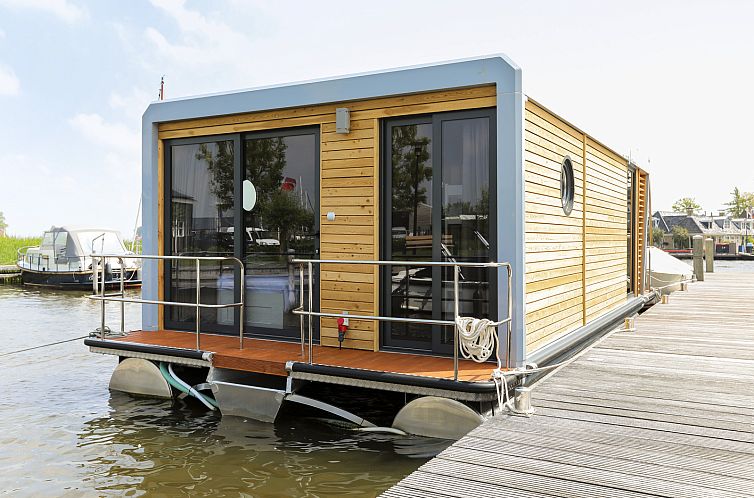 4-persoons houseboat met terras aan het water, gelegen in de