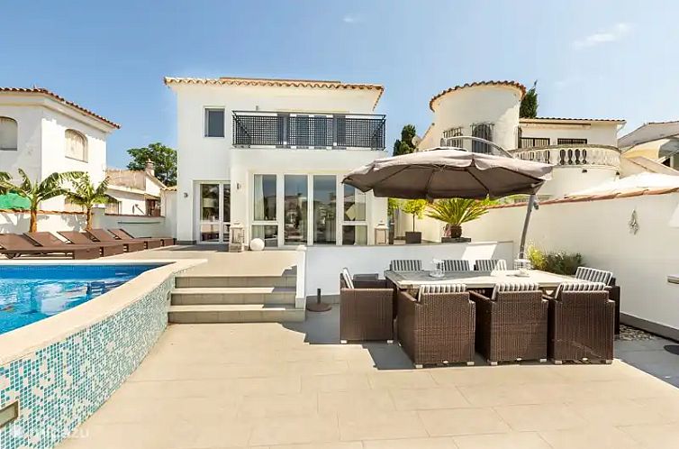 8-persoons villa met aanlegsteiger