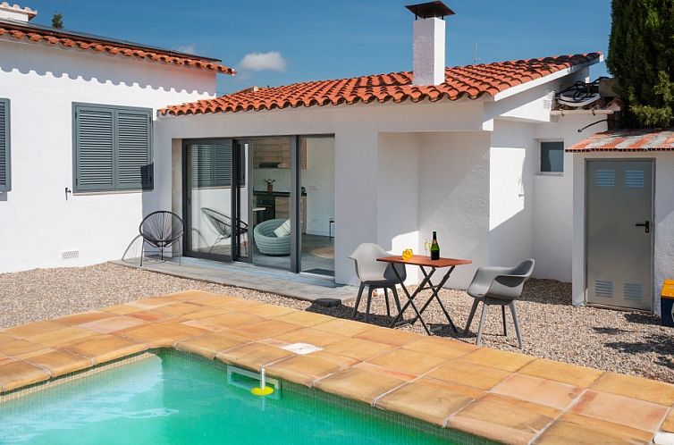 Ontspan op het terras van Can Salanchs in Albons, Costa Brava, met uitzicht op het zwembad en de zon.