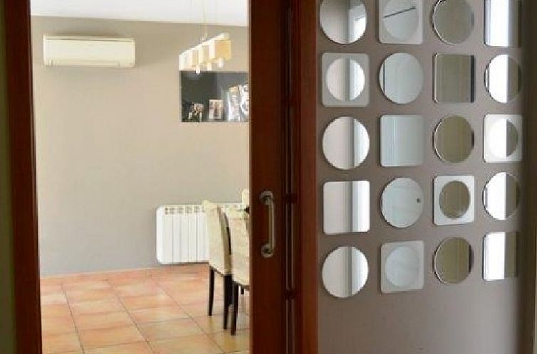 Moderner Essbereich in Casa 4 Vientos, einem Ferienhaus in Roses, Costa Brava, mit einzigartiger Spiegeldekoration.