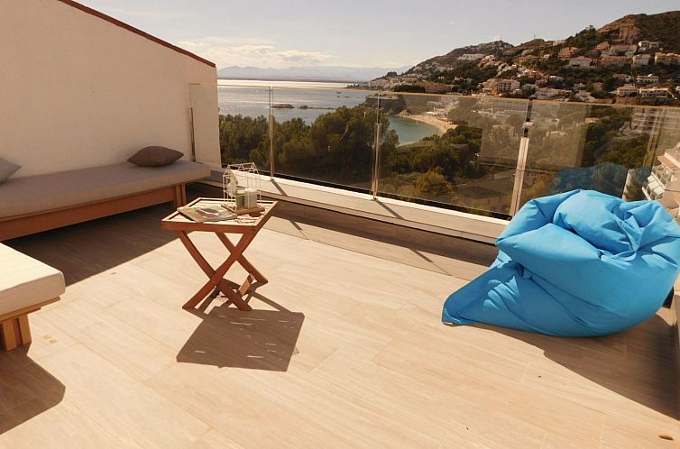 Guest house 1502430 - Holiday property Costa Brava - Vakantiehuis Renoviertes Ferienhaus in Roses mit Terrasse