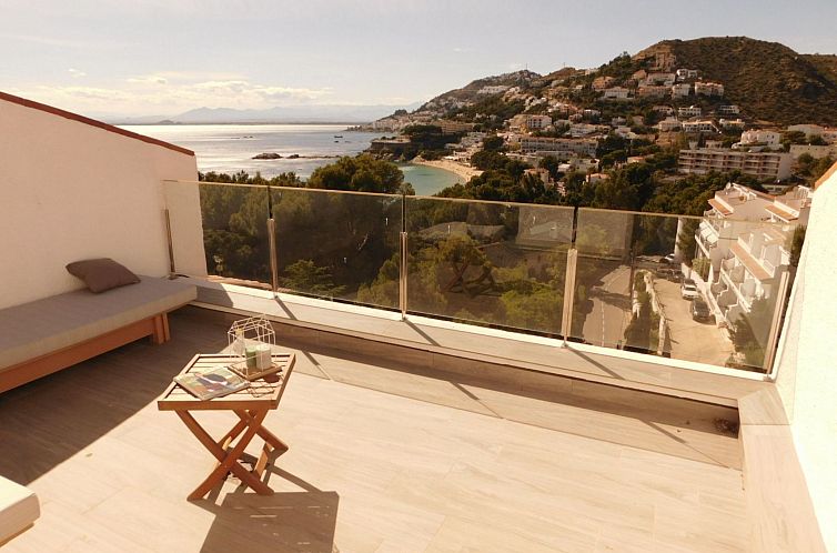 Vakantiehuis Renoviertes Ferienhaus in Roses mit Terrasse