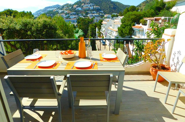 Vakantiehuis Renoviertes Ferienhaus in Roses mit Terrasse