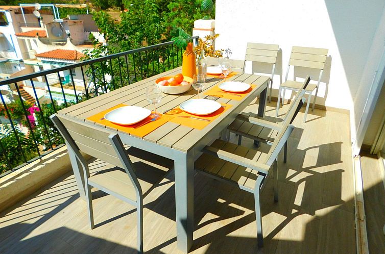 Vakantiehuis Renoviertes Ferienhaus in Roses mit Terrasse