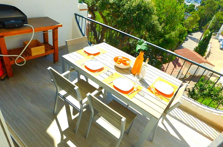 Vakantiehuis Renoviertes Ferienhaus in Roses mit Terrasse