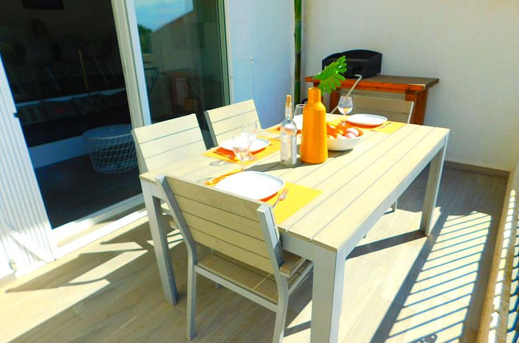 Vakantiehuis Renoviertes Ferienhaus in Roses mit Terrasse