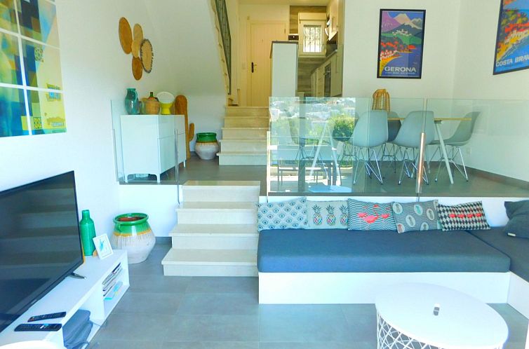 Vakantiehuis Renoviertes Ferienhaus in Roses mit Terrasse