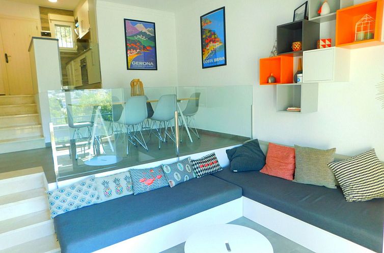 Vakantiehuis Renoviertes Ferienhaus in Roses mit Terrasse