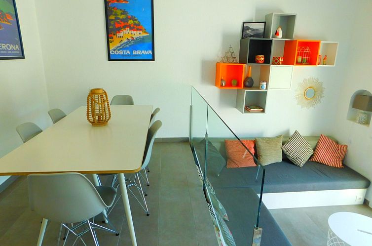 Vakantiehuis Renoviertes Ferienhaus in Roses mit Terrasse