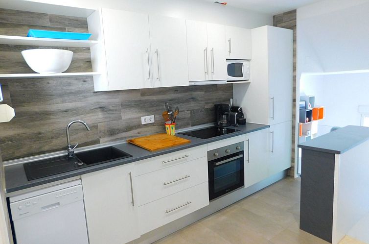 Vakantiehuis Renoviertes Ferienhaus in Roses mit Terrasse