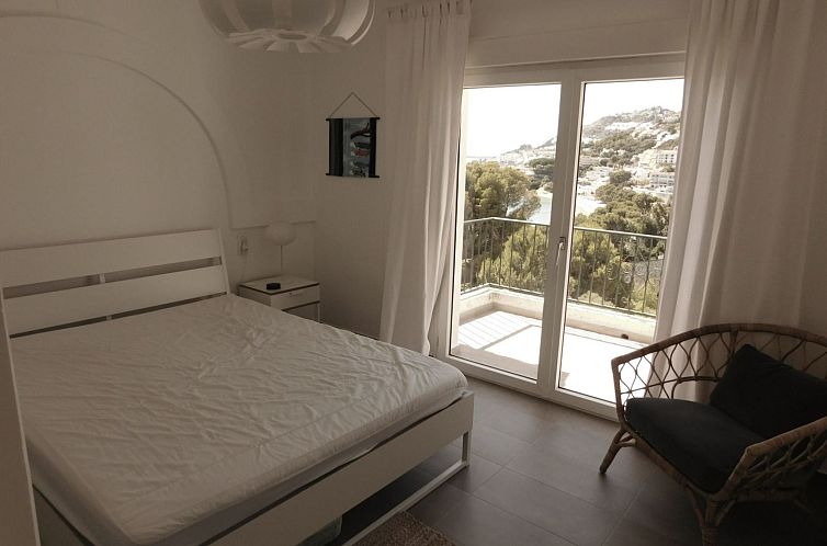 Vakantiehuis Renoviertes Ferienhaus in Roses mit Terrasse