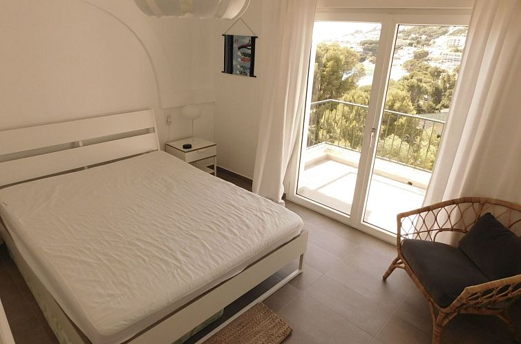 Vakantiehuis Renoviertes Ferienhaus in Roses mit Terrasse