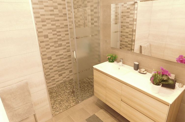 Vakantiehuis Renoviertes Ferienhaus in Roses mit Terrasse