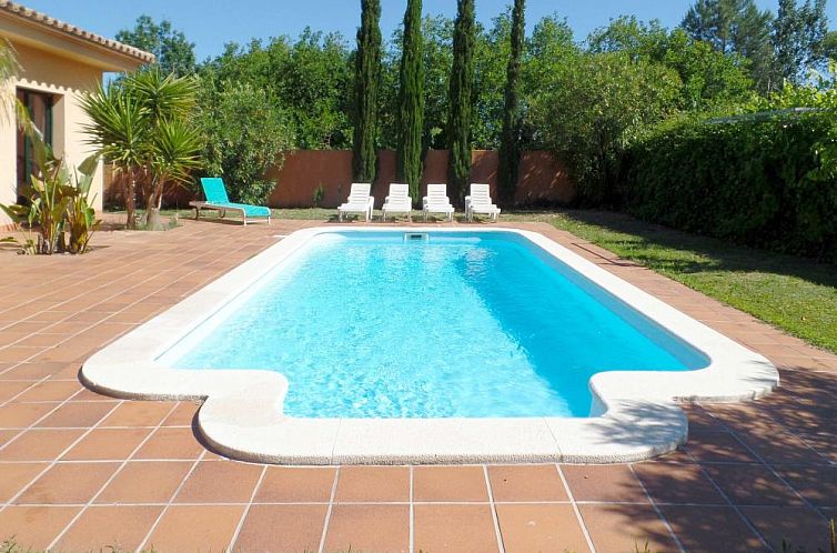 Die Villa Empuries in Escala, Costa Brava, bietet einen erfrischenden Pool in einem ruhigen Garten in diesem schoenen Ferienhaus.