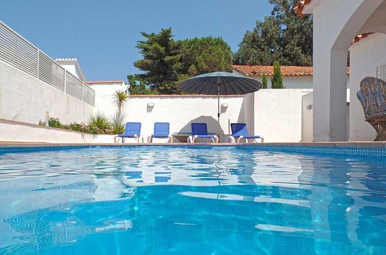 Entspannen Sie sich am Pool der Villa Riells, einem schoenen Ferienhaus in Escala, Costa Brava, Spanien.