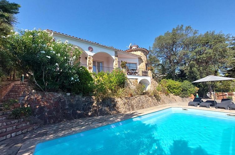 Vacation home P-450 Casa Luna in Playa de Pals, Costa Brava, with terrace and pool view.