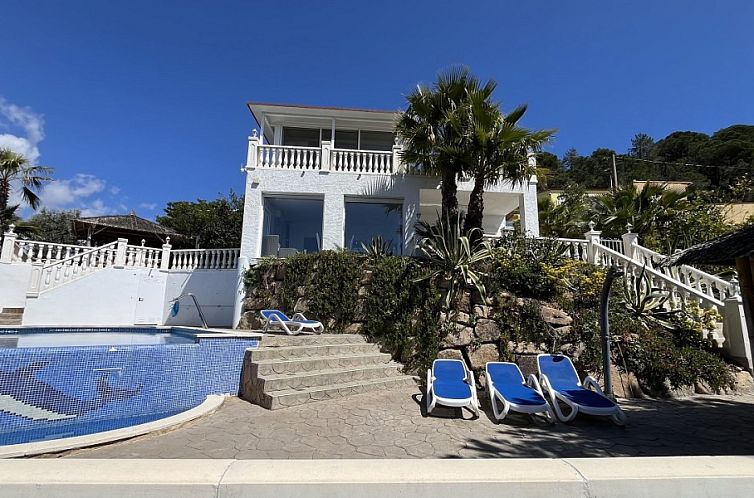 Soak up the sun at Villa La Luna, a luxury vacation home in Lloret de Mar with a stunning terrace and pool on the Costa Brava.