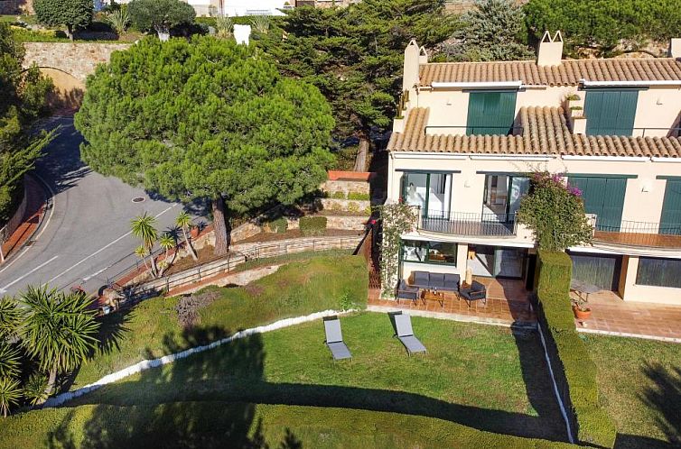 Ferienhaus Ses Brises 01 in Llafranc, Costa Brava, umgeben von Natur und Ruhe.