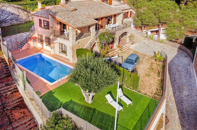 Enjoy Villa Esquer in Llafranc, Costa Brava, a beautiful vacation home with pool and green surroundings.