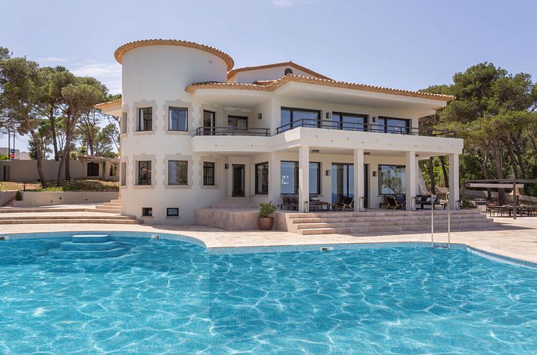Geniessen Sie die Aussicht in der Villa Argentina, einem Ferienhaus in Llafranc, Costa Brava, mit privatem Pool und grosser Veranda.