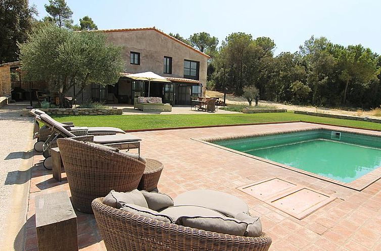 Geniessen Sie die Terrasse und den Swimmingpool von Fon-101 Villa Finca Fonteta, einem idyllischen Ferienhaus in Fonteta, Costa Brava, Spanien.