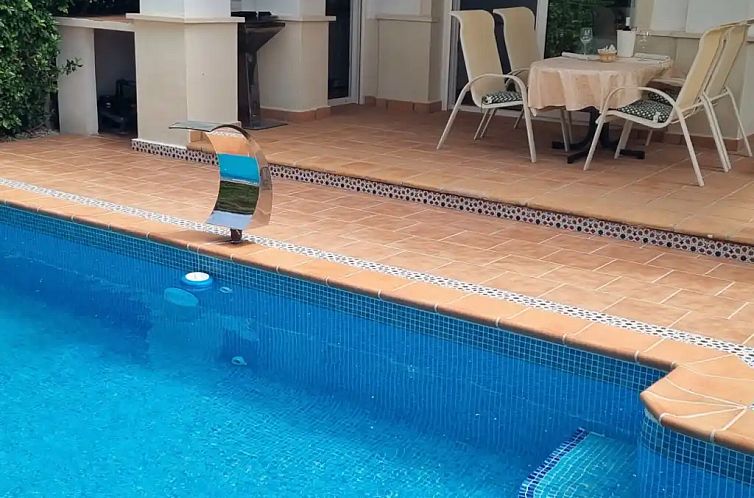 Villa met zwembad aan de fairway