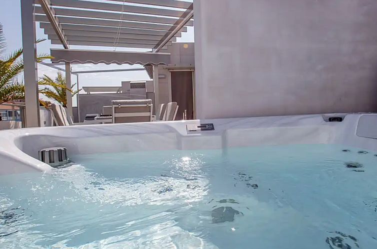 Penthouse aan strand met jacuzzi