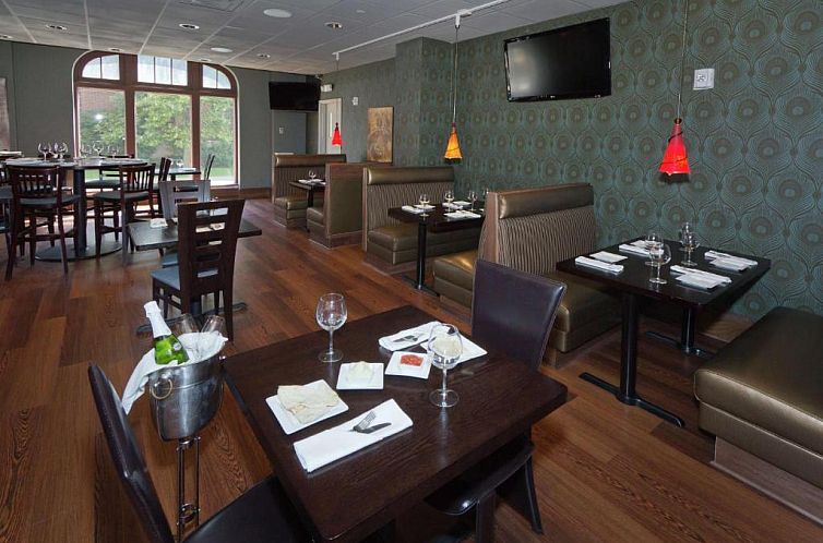 DoubleTree by Hilton - The Tudor Arms Hotel