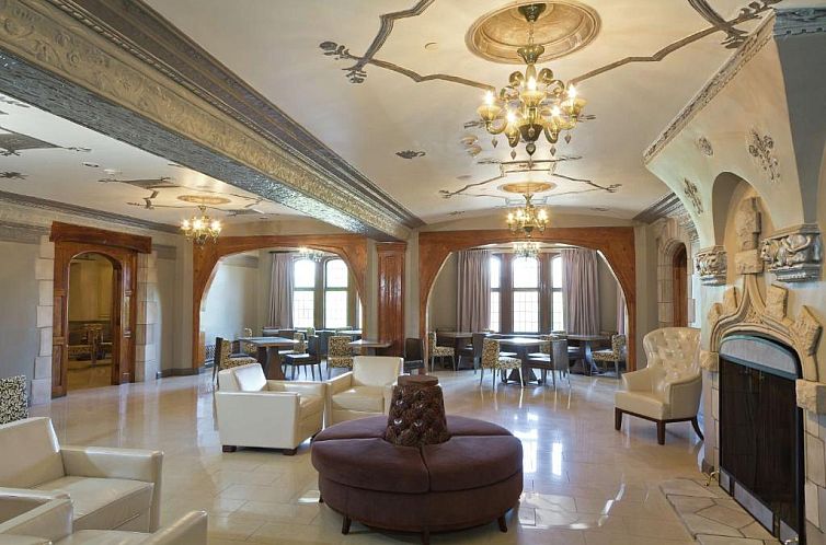 DoubleTree by Hilton - The Tudor Arms Hotel